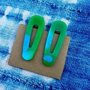Green, White and Turquoise Resin Clips